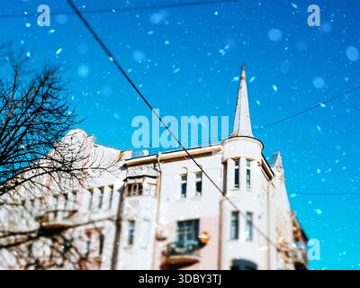 KIEW, Ukraine 13. Dezember 2025 Historisches Herrenhaus Forostowski, auch bekannt als Haus mit Türmen in der Reitarska-Straße in der ukrainischen Hauptstadt, unter Bright bl Stockfoto