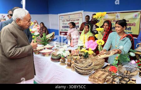 PATNA, INDIEN - 18. DEZEMBER: Bihar-Chef Nitish Kumar besuchte am 18. Dezember 2025 die Bihar Saras Mela 2025 in Gandhi Maidan in Patna, Indien. Foto: Santosh Kumar/Hindustan Times Bihar-Chef Nitish Kumar besucht Bihar Saras Mela 2025 in Patna Stockfoto