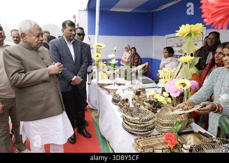 PATNA, INDIEN - 18. DEZEMBER: Bihar-Chef Nitish Kumar besuchte am 18. Dezember 2025 die Bihar Saras Mela 2025 in Gandhi Maidan in Patna, Indien. Foto: Santosh Kumar/Hindustan Times Bihar-Chef Nitish Kumar besucht Bihar Saras Mela 2025 in Patna Stockfoto