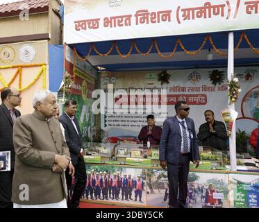 PATNA, INDIEN - 18. DEZEMBER: Bihar-Chef Nitish Kumar besuchte am 18. Dezember 2025 die Bihar Saras Mela 2025 in Gandhi Maidan in Patna, Indien. Foto: Santosh Kumar/Hindustan Times Bihar-Chef Nitish Kumar besucht Bihar Saras Mela 2025 in Patna Stockfoto