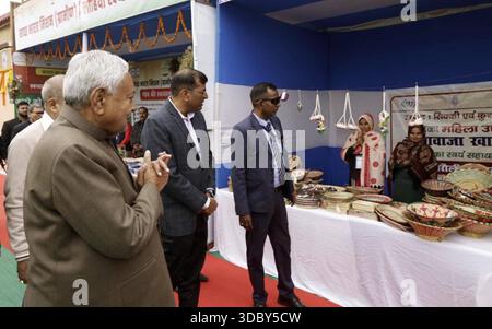 PATNA, INDIEN - 18. DEZEMBER: Bihar-Chef Nitish Kumar besuchte am 18. Dezember 2025 die Bihar Saras Mela 2025 in Gandhi Maidan in Patna, Indien. Foto: Santosh Kumar/Hindustan Times Bihar-Chef Nitish Kumar besucht Bihar Saras Mela 2025 in Patna Stockfoto