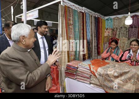 PATNA, INDIEN - 18. DEZEMBER: Bihar-Chef Nitish Kumar besuchte am 18. Dezember 2025 die Bihar Saras Mela 2025 in Gandhi Maidan in Patna, Indien. Foto: Santosh Kumar/Hindustan Times Bihar-Chef Nitish Kumar besucht Bihar Saras Mela 2025 in Patna Stockfoto