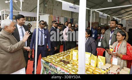 PATNA, INDIEN - 18. DEZEMBER: Bihar-Chef Nitish Kumar besuchte am 18. Dezember 2025 die Bihar Saras Mela 2025 in Gandhi Maidan in Patna, Indien. Foto: Santosh Kumar/Hindustan Times Bihar-Chef Nitish Kumar besucht Bihar Saras Mela 2025 in Patna Stockfoto