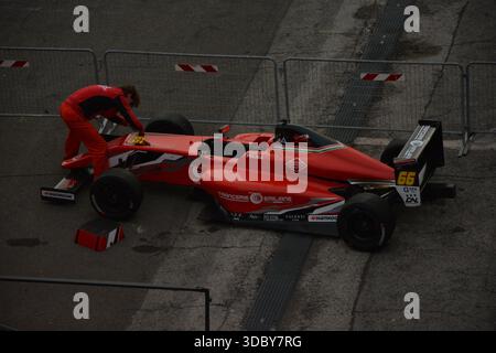 Mechaniker, der am Auto arbeitet Stockfoto