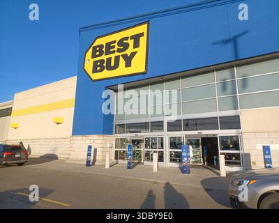 Toronto, ON, Kanada – 29. Oktober 2024: Sehen Sie sich das Best Buy Store-Schild in Toronto an Stockfoto