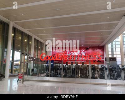 Toronto, ON, Kanada – 2. August 2024: Sehen Sie sich das Goodlife Fitness Company-Schild an. Stockfoto