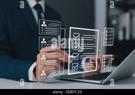 Recruitment Process Concept, HR Manager analysiert digitale Kandidatenprofile und Checklisten auf virtueller Oberfläche, Auswahl qualifizierter Bewerber Stockfoto