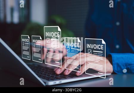 Konzept der digitalen Rechnungsstellung und der Verwaltung von Finanzdokumenten. Geschäftsleute interagieren mit digitalen Rechnungssymbolen auf dem Notebook. Online-Fakturierung, E-Invoice, FIN Stockfoto