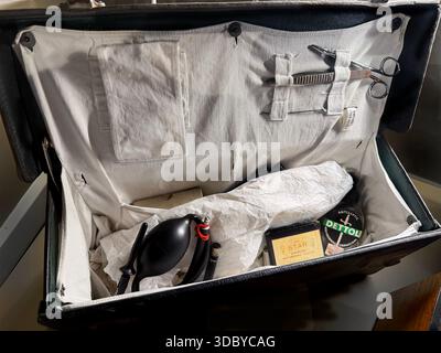 Innenraum einer Vintage-Arzttasche oder medizinische Werkzeuge, Antiseptikum, Stethoskoplampe und Pflegeinstrumente in organisierten Fächern Stockfoto