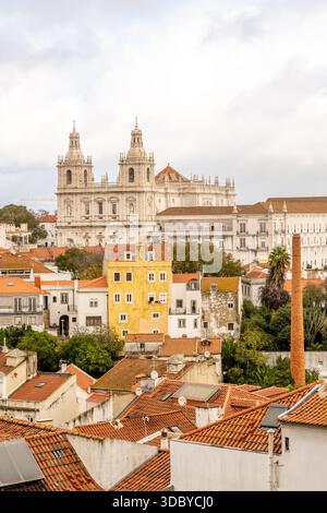Lissabon Portugal 5. Dezember 2025 das Kloster Sao Vicente steht über Dächern und der Fluss ist dahinter sichtbar Stockfoto