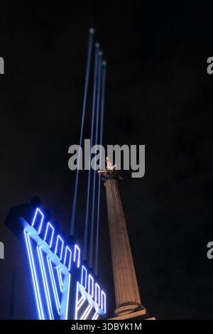 Europas größte Menora strahlt am Trafalgar Square in den Himmel. Die Menora findet zwischen dem 14. Und 22. Dezember 2025 statt und die Chanukah-Feierlichkeiten finden am 16. Dezember statt. Stockfoto