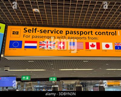 Amsterdam, Schiphol, Niederlande - 18. Oktober 2025: Selbstbedienungsschild für die Passkontrolle an einem internationalen Flughafenterminal. Stockfoto