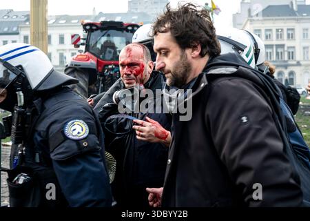 Brüssel, Brüssel, Belgien Dezember 2025. Die europäischen Landwirte stoßen in Brüssel mit der Polizei zusammen, was als friedlicher marsch der europäischen Landwirte in Brüssel begann, endete mit gewalttätigen Ausschreitungen im Europäischen Parlament. Die Landwirte trafen sich während eines mehrtägigen EU-Gipfels in Brüssel, um ihre Unzufriedenheit mit dem Handelsabkommen des Mercosur zwischen Europa und mehreren südamerikanischen Ländern zum Ausdruck zu bringen. Mehrere Menschen wurden verletzt und mehrere verhaftet. (Kreditbild: © Bob Reijnders/ZUMA Press Wire) NUR REDAKTIONELLE VERWENDUNG! Nicht für kommerzielle ZWECKE! Stockfoto