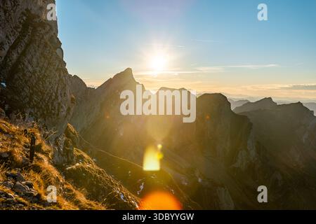 Atemberaubender Herbstsonnenaufgang über den Schweizer Bergen bei Pilatus Stockfoto