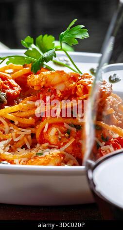 Große Garnelen mit Pasta, Rotwein, Haute Cuisine Stockfoto