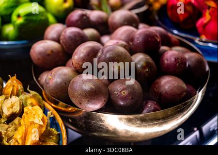 Auswahl an frischen exotischen Früchten wie Mango, tropische Drachenfrüchte, Litschi, Sternenfrüchte, bunt, saftig und mit natürlicher Süße und Nährstoffen, in Stockfoto
