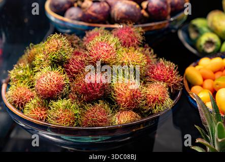 Auswahl an frischen exotischen Früchten wie Mango, tropische Drachenfrüchte, Litschi, Sternenfrüchte, bunt, saftig und mit natürlicher Süße und Nährstoffen, in Stockfoto