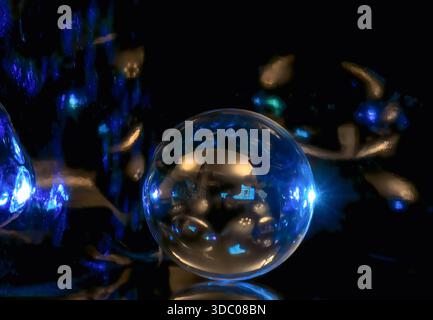 Schwebende transparente Kugeln in einem leuchtenden Licht Stockfoto