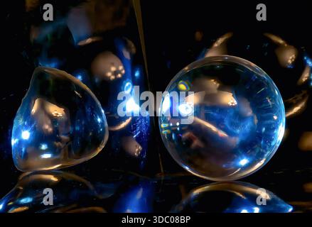 Schwebende transparente Kugeln in einem leuchtenden Licht Stockfoto