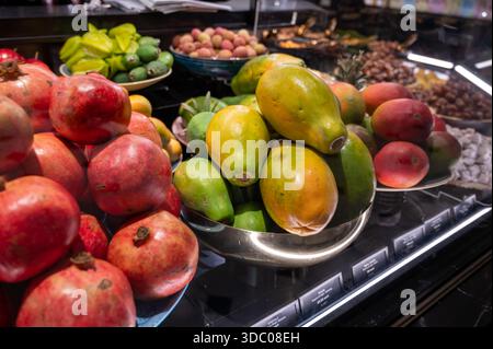 Auswahl an frischen exotischen Früchten wie Mango, tropische Drachenfrüchte, Litschi, Sternenfrüchte, bunt, saftig und mit natürlicher Süße und Nährstoffen, in Stockfoto