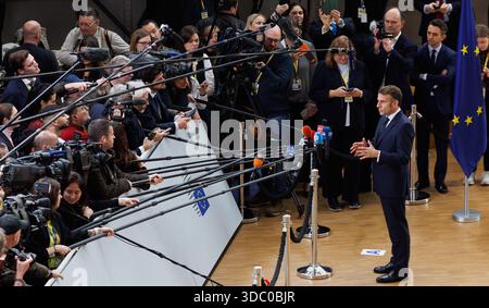 Brüssel, Belgien Dezember 2025. Der französische Präsident Emmanuel Macron, der am Donnerstag, den 18. Dezember 2025 in Brüssel bei der Ankunft vor dem Gipfeltreffen des Europäischen rates zu sehen war. BELGA FOTO BENOIT DOPPAGNE Credit: Belga News Agency/Alamy Live News Stockfoto