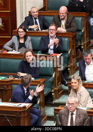 Brüssel, Belgien Dezember 2025. PS' Paul Magnette im Rahmen einer Plenartagung des Plenums im bundesparlament am Donnerstag, den 18. Dezember 2025, in Brüssel. BELGA PHOTO VIRGINIE LEFOUR Credit: Belga News Agency/Alamy Live News Stockfoto