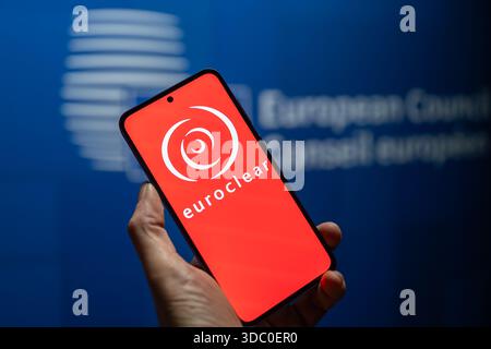 Brüssel, Belgien Dezember 2025. Das Euroclear-Logo ist auf einem Mobiltelefon mit dem Logo des Europäischen Rates im Hintergrund dieser am 18. Dezember 2025 in Brüssel (Belgien) aufgenommenen Abbildung zu sehen. (Jonathan Raa/SIPA USA) Credit: SIPA USA/Alamy Live News Stockfoto