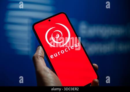 Brüssel, Belgien Dezember 2025. Das Euroclear-Logo ist auf einem Mobiltelefon mit dem Logo des Europäischen Rates im Hintergrund dieser am 18. Dezember 2025 in Brüssel (Belgien) aufgenommenen Abbildung zu sehen. (Jonathan Raa/SIPA USA) Credit: SIPA USA/Alamy Live News Stockfoto
