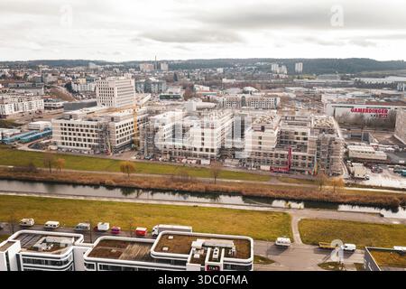 Neues Krankenhaus aus der Vogelperspektive auf ein Gebiet mit modernen Gebäuden, einem Fluss und einer großen Baustelle, Boeblingen, Deutschland Stockfoto