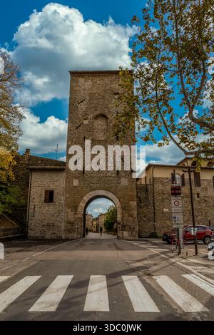 Porta Cannara, Cannara Tor mittelalterlicher Eingang nach Bevagna Italien mit bewölktem Himmel Stockfoto