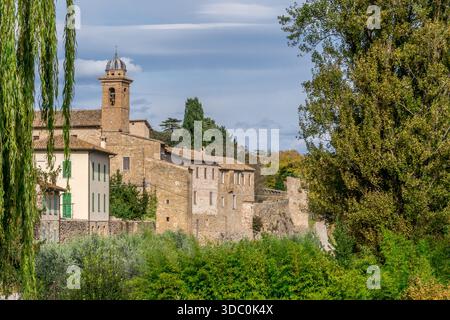 Nahaufnahme der mittelalterlichen Mauern Bevagnas, die das Stadtzentrum am Fluss Clitunno in Italien umgeben Stockfoto