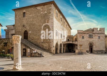 Teatro Torti, Loggia, mittelalterliches Gemeindegebäude in Bevagna Italien Stockfoto