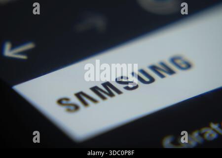 Dhaka, Bangladesch- 02. Dezember 2025: Eine Nahaufnahme eines Laptopbildschirms zeigt die Samsung-Webschnittstelle in einem Browser an Stockfoto