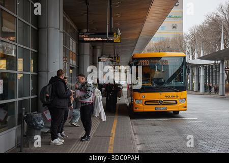 Budapester Busbahnhof Nepliget mit gelbem Bus und Passagieren Stockfoto