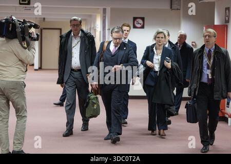 Brüssel, Belgien Dezember 2025. Der belgische Premierminister Bart de Wever (C) trifft auf einem Gipfeltreffen der Staats- und Regierungschefs der Europäischen Union (18-19. Dezember) am Donnerstag, den 18. Dezember 2025, in Brüssel ein. BELGA FOTO NICOLAS MAETERLINCK Credit: Belga News Agency/Alamy Live News Stockfoto