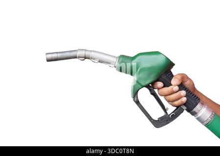 Nahaufnahme einer Hand, die eine grüne Benzindüse isoliert auf weiß hält, symbolisiert Betanken, Energie, Kraftstoffpreise, Transport, und Ölindustrie Stockfoto