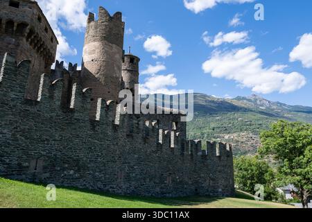 Steinmauern und runde Türme der mittelalterlichen Burg Fénis im Aostatal, einer befestigten Residenz der Familie Challant. Stockfoto