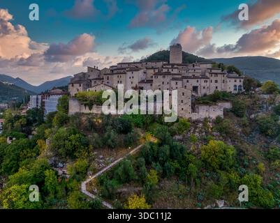 Blick aus der Vogelperspektive auf das mittelalterliche Dorf Arrone auf einem Hügel mit Schloss im Valnerina-Tal Umbrien Italien dramatischer Sonnenuntergang Stockfoto