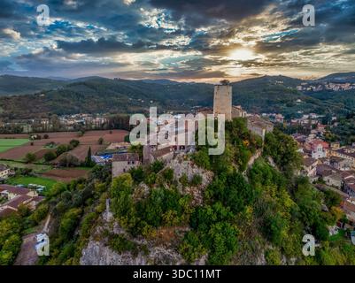 Blick aus der Vogelperspektive auf das mittelalterliche Dorf Arrone auf einem Hügel mit Schloss im Valnerina-Tal Umbrien Italien dramatischer Sonnenuntergang Stockfoto