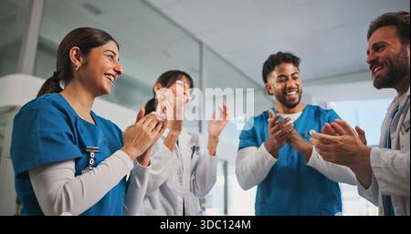 Ärzte, Gruppe von Menschen und Beifall für Unterstützung, danke und Erfolg im Krankenhaus. Krankenschwestern, Ärzte und Männer, die für die Klinik Hände klatschen Stockfoto