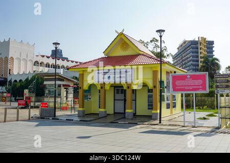 Kedah, Malaysia, 5. Dezember 2025: Das Alor Setar City Council Tourist Information Center bietet traditionelle Architektur mit Bogenfenstern, einem roten Stockfoto