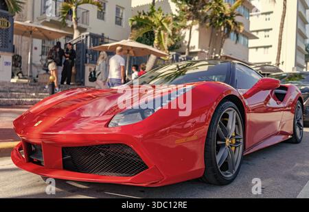 Miami, Florida, USA - 22. Dezember 2024: 2016 roter Ferrari 488 GTB Gran Turismo Berlinetta Supersportwagen. Luxuswagen Ferrari Berlinetta. Auto Ferrari Stockfoto