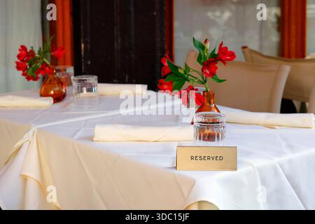 Ein feiner Esstisch mit reserviertem Platzhalter in einem Restaurant Stockfoto