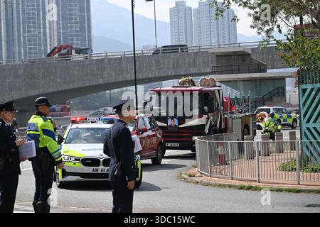 Hongkong, Hongkong. Dezember 2025. Eine allgemeine Ansicht zeigt, wie der Leichenwagen am 19. Dezember 2025 in Hongkong zur Sha Tin Feuerwache fuhr. Der Feuerwehrmann Ho Wai-ho erlitt schwere Verletzungen und verlor sein Leben in der Schlange beim Feuer am Wang Fuk Court in Tai Po am 26. November 2025. (Foto: Kobe Li/Nexpher Images/SIPA USA) Credit: SIPA USA/Alamy Live News Stockfoto