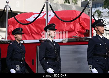 Eine allgemeine Ansicht zeigt, wie der Leichenwagen am 19. Dezember 2025 in Hongkong zur Sha Tin Feuerwache fuhr. Der Feuerwehrmann Ho Wai-ho erlitt schwere Verletzungen und verlor sein Leben in der Schlange beim Feuer am Wang Fuk Court in Tai Po am 26. November 2025. (Foto von Kobe Li/Nexpher Images) Stockfoto