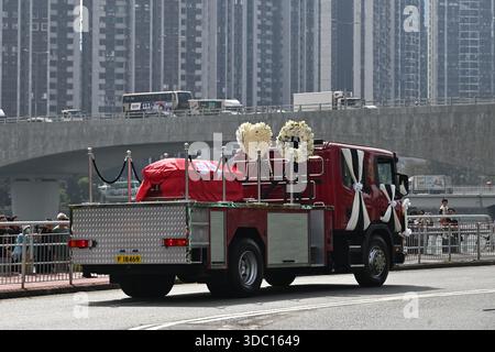 Eine allgemeine Ansicht zeigt, wie der Leichenwagen am 19. Dezember 2025 in Hongkong zur Sha Tin Feuerwache fuhr. Der Feuerwehrmann Ho Wai-ho erlitt schwere Verletzungen und verlor sein Leben in der Schlange beim Feuer am Wang Fuk Court in Tai Po am 26. November 2025. (Foto von Kobe Li/Nexpher Images) Stockfoto