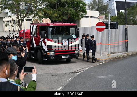 Hongkong, Hongkong. Dezember 2025. Eine allgemeine Ansicht zeigt, wie der Leichenwagen am 19. Dezember 2025 in Hongkong zur Sha Tin Feuerwache fuhr. Der Feuerwehrmann Ho Wai-ho erlitt schwere Verletzungen und verlor sein Leben in der Schlange beim Feuer am Wang Fuk Court in Tai Po am 26. November 2025. (Foto: Kobe Li/Nexpher Images/SIPA USA) Credit: SIPA USA/Alamy Live News Stockfoto