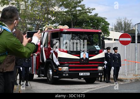 Eine allgemeine Ansicht zeigt, wie der Leichenwagen am 19. Dezember 2025 in Hongkong zur Sha Tin Feuerwache fuhr. Der Feuerwehrmann Ho Wai-ho erlitt schwere Verletzungen und verlor sein Leben in der Schlange beim Feuer am Wang Fuk Court in Tai Po am 26. November 2025. (Foto von Kobe Li/Nexpher Images) Stockfoto