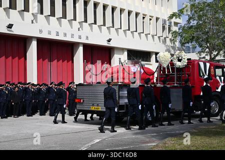 Eine allgemeine Ansicht zeigt, wie der Leichenwagen am 19. Dezember 2025 in Hongkong zur Sha Tin Feuerwache fuhr. Der Feuerwehrmann Ho Wai-ho erlitt schwere Verletzungen und verlor sein Leben in der Schlange beim Feuer am Wang Fuk Court in Tai Po am 26. November 2025. (Foto von Kobe Li/Nexpher Images) Stockfoto