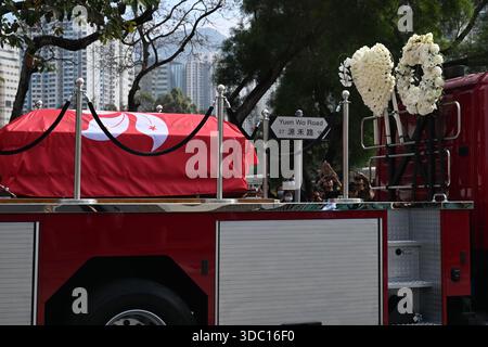 Hongkong, Hongkong. Dezember 2025. Eine allgemeine Ansicht zeigt, wie die Leute, die den Leichenwagen beobachten, am 19. Dezember 2025 in Hongkong zur Sha Tin Feuerwache gehen. Der Feuerwehrmann Ho Wai-ho erlitt schwere Verletzungen und verlor sein Leben in der Schlange beim Feuer am Wang Fuk Court in Tai Po am 26. November 2025. (Foto: Kobe Li/Nexpher Images/SIPA USA) Credit: SIPA USA/Alamy Live News Stockfoto